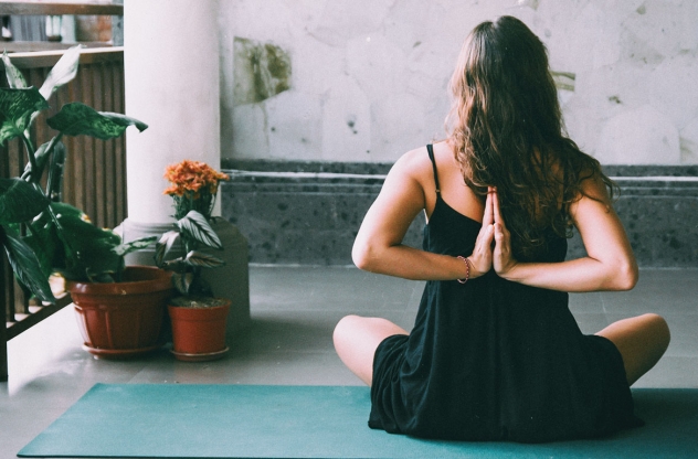 Frau in Yoga-Pose auf Matte
