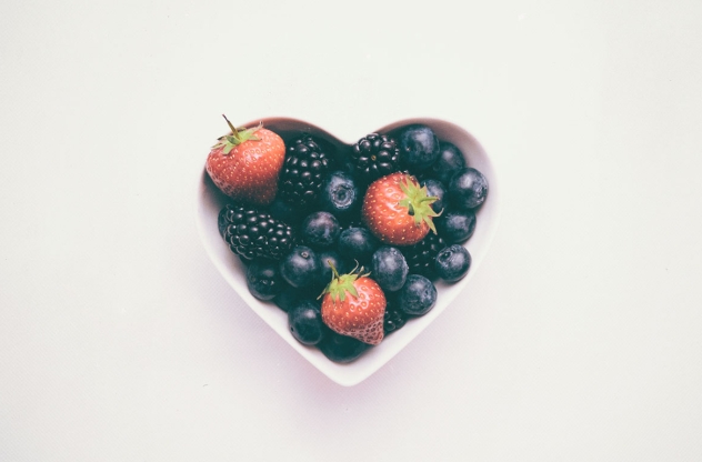 Schale mit Blaubeeren Erdbeeren Brombeeren