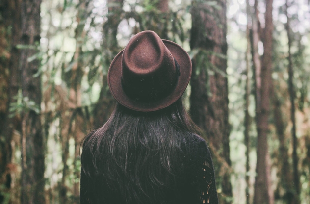 frau-im-wald-waldbaden