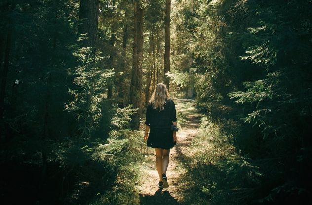 frau-geht-durch-wald-waldbaden