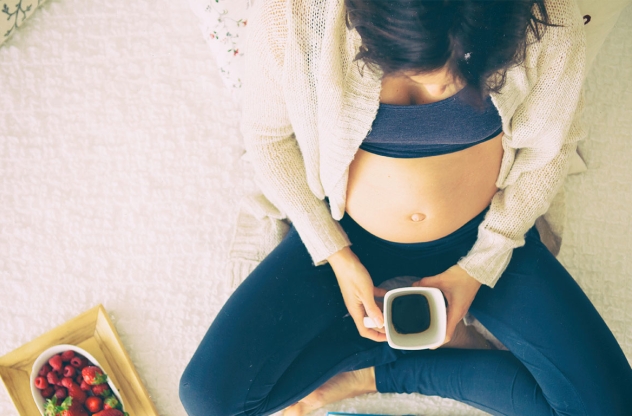 Malte-Rubach-schwannere-Frau-mit-Kaffeetasse