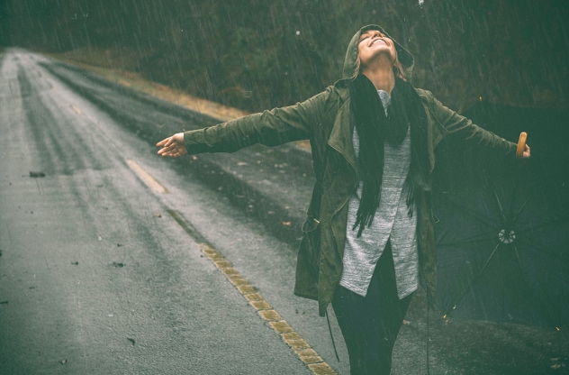 lächelnde-frau-im-regen