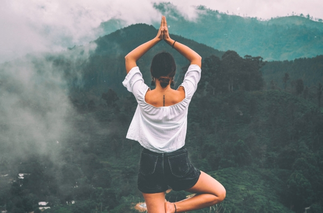 Frau macht Yoga