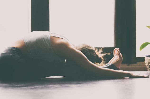 Yoga gegen Rückenschmerzen: Faszien dehnen