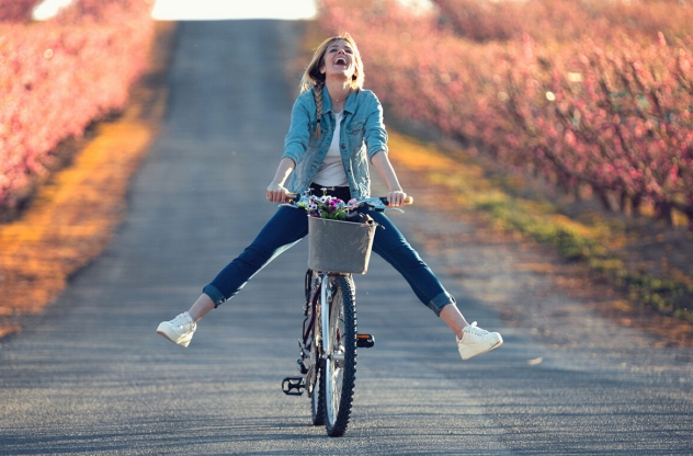Glückliche Frau auf Fahrrad