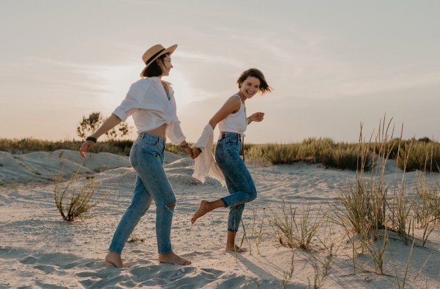 Zwei Frauen am Strand Beziehung stärken