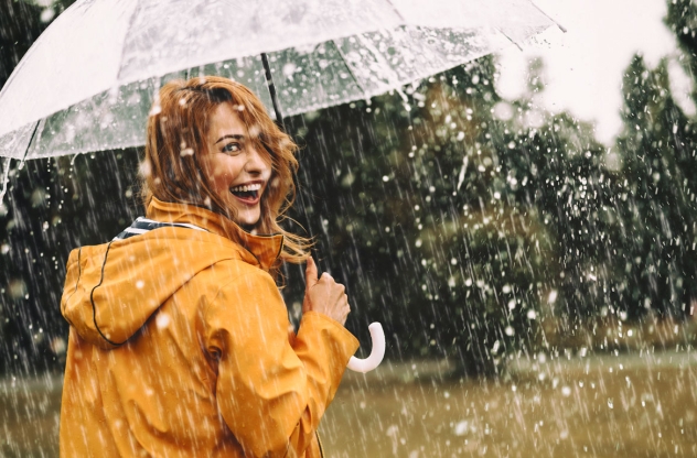 Frau im Regen