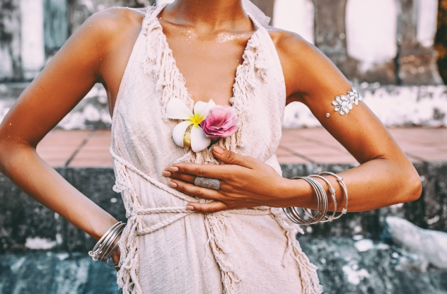 Frau mit blumen-Hand auf dem Bauch Nabelchakra