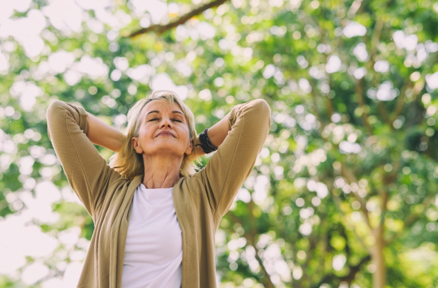 Ältere Frau genießt Natur und Gesundheit