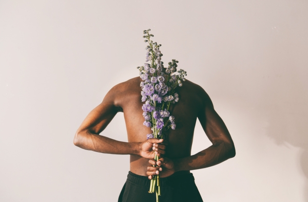 Mann mit Blumen am Rücken