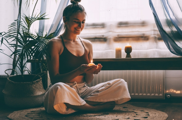 Frau praktiziert Dankbarkeitsritual mit Meditation