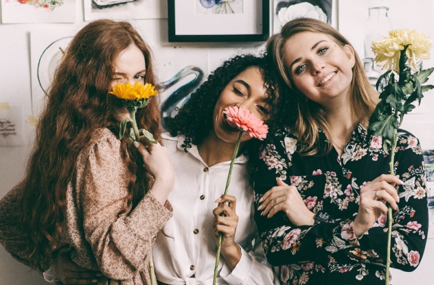 Wahre Freundinnen mit Blumen