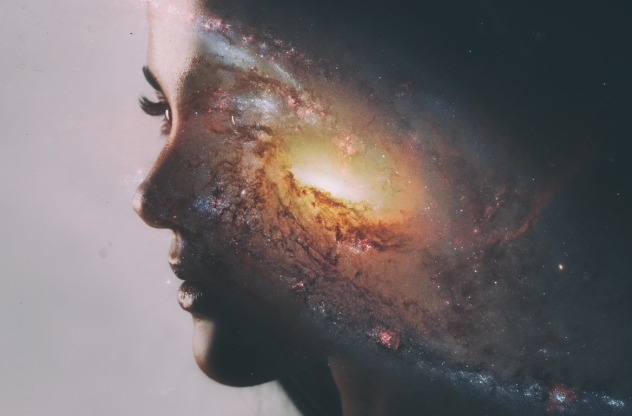Frau blickt aufs Universum