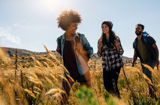 freunde beim wandern auf einem feld