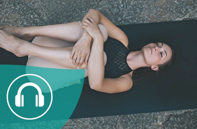 frau umarmt beine bei yoga