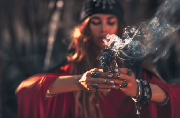 Schamanin räuchert Ritual