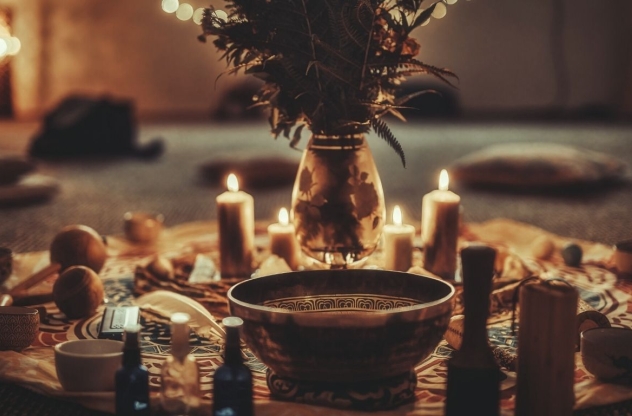 Kerzen und Klangschalen bei schamanischer Zeremonie
