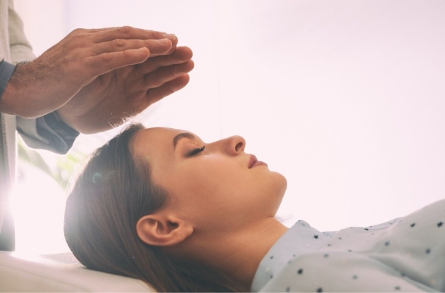frau bekommt hypnose behandlung