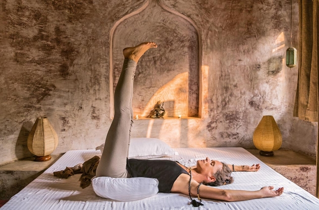 Diane Schöpplein macht Yoga Ritual im Bett