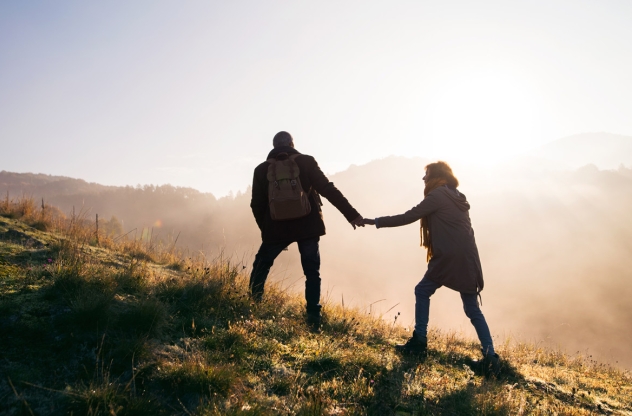 Paar stärkt Beziehung beim Wandern