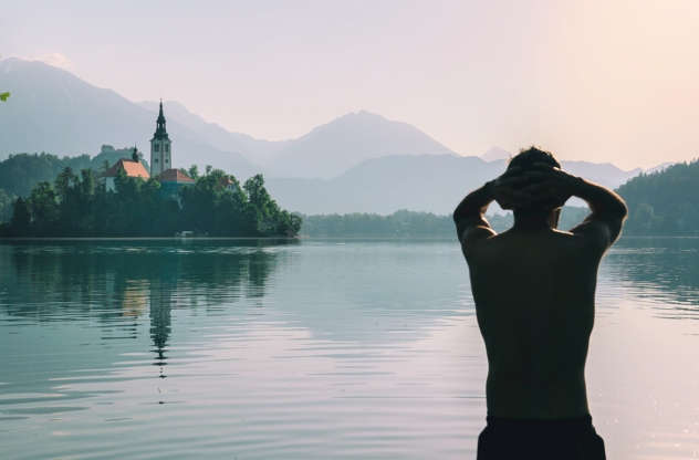 die wim hof atmung mann am see