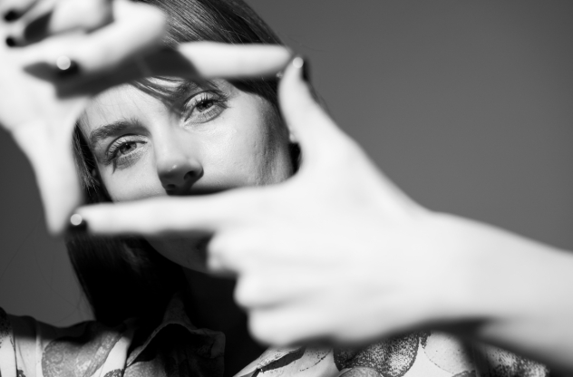 Frau bildet Rahmen mit den Fingern Reframing schwarz-weiss