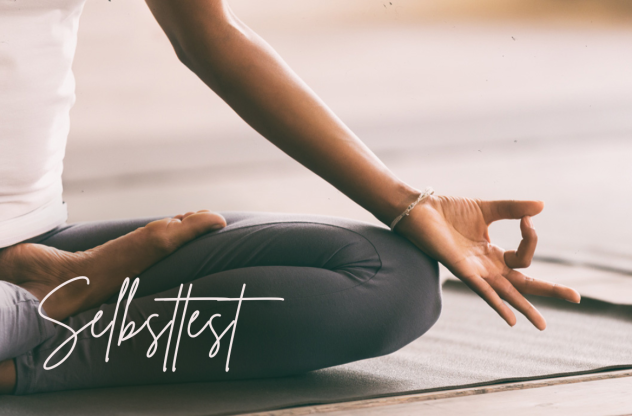 Welche Meditationsart passt zu mir? Ein Frau sitzt im Lotussitz auf einer Yogamatte