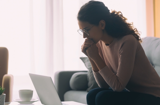 Angst vor neuem Job Frau sitzt zweifelnd vor ihrem Laptop