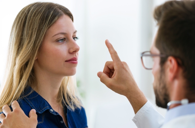 Therapeut führt bei Frau EMDR-Therapie durch
