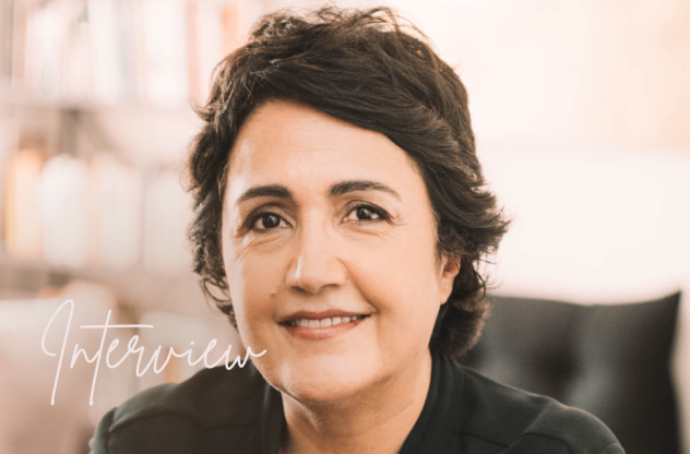 Zarmina Penner vor hellem Hintergrund im Interview mit einfach ganz leben