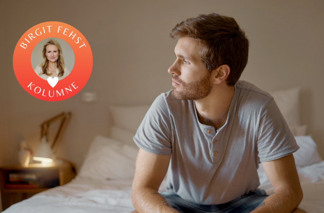 Ein Mann mittleren Alters sitzt auf dem Bett und schaut nachdenklich zur Seite | Vermeidender Bindungsstil
