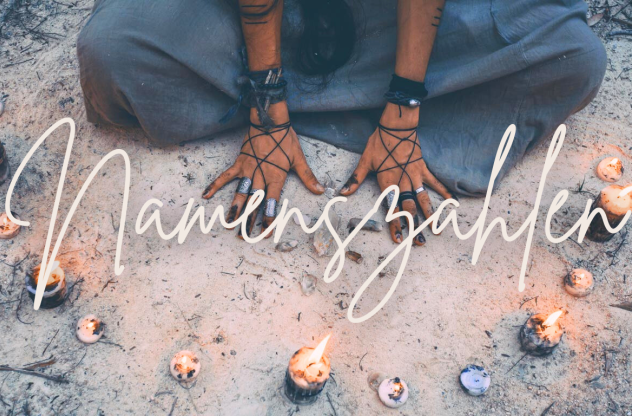 Eine Person sitzt meditativ im Sand, umgeben von brennenden Kerzen, die eine mystische Atmosphäre schaffen, mit dem Schriftzug "Namenszahlen" im Vordergrund.