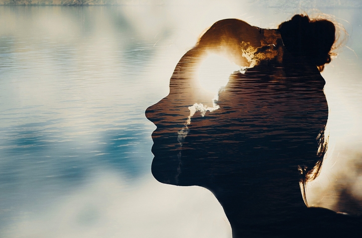 Frauenkopf vor einem See