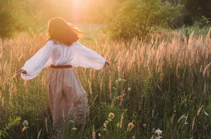 Frau rennt durch Wiese