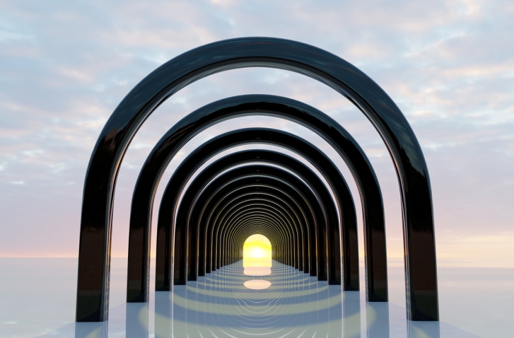 Portaltage: Ein Tunnel aus schwarzen, glänzenden Rundbögen führt zu einem hellen, gelb leuchtenden Licht am Ende.