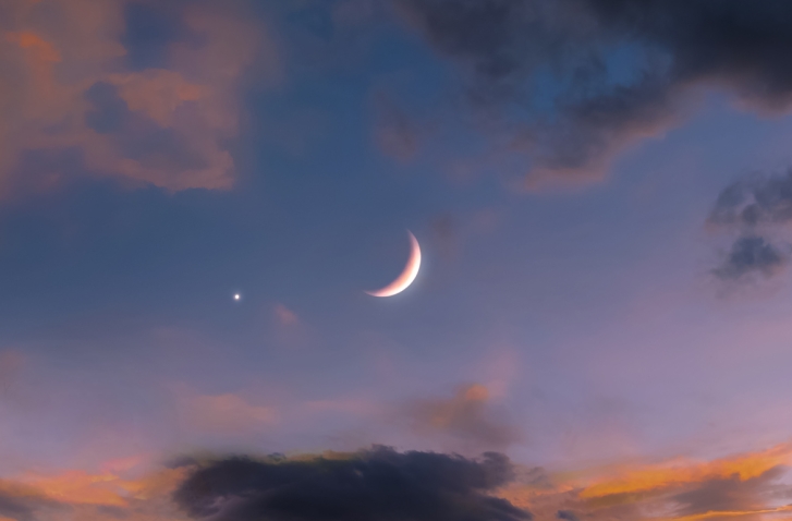 Blau-lila Himmel mit vereinzelten Wolken und einem Neumond in der Mitte | Neumondrituale