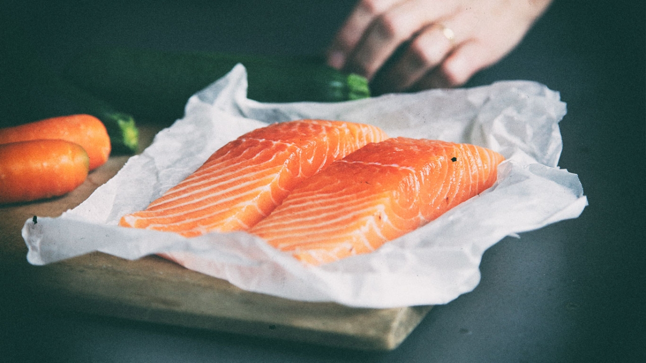 Lachs auf Schneidebrett