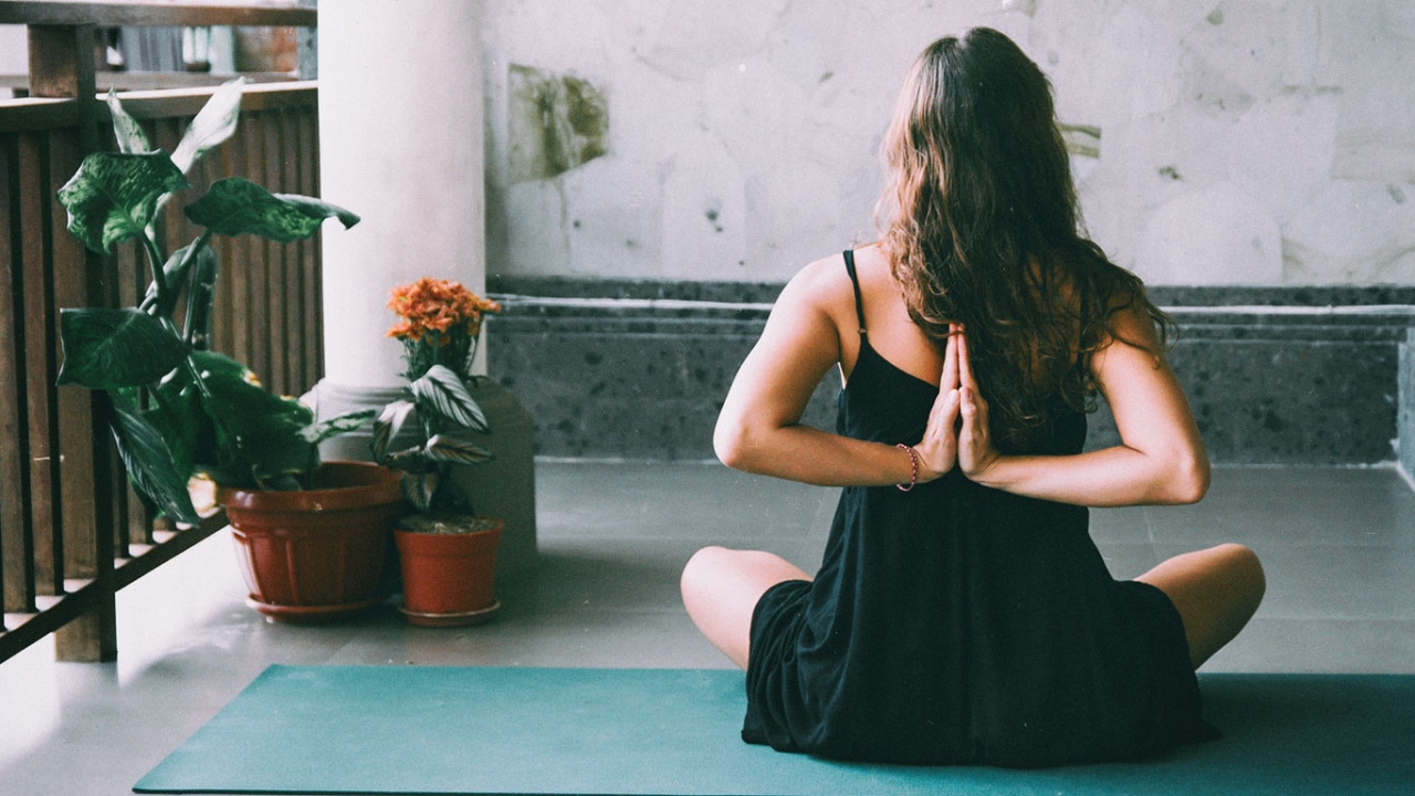 Yoga Arten Frau in Yoga-Pose auf Matte