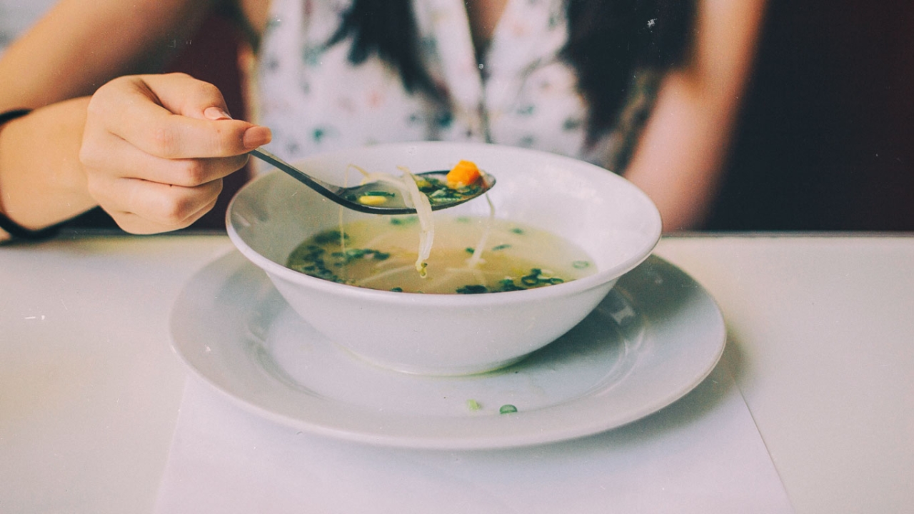 Susanne Seethaler Achtsame Ernährungsweise Frau isst Suppe