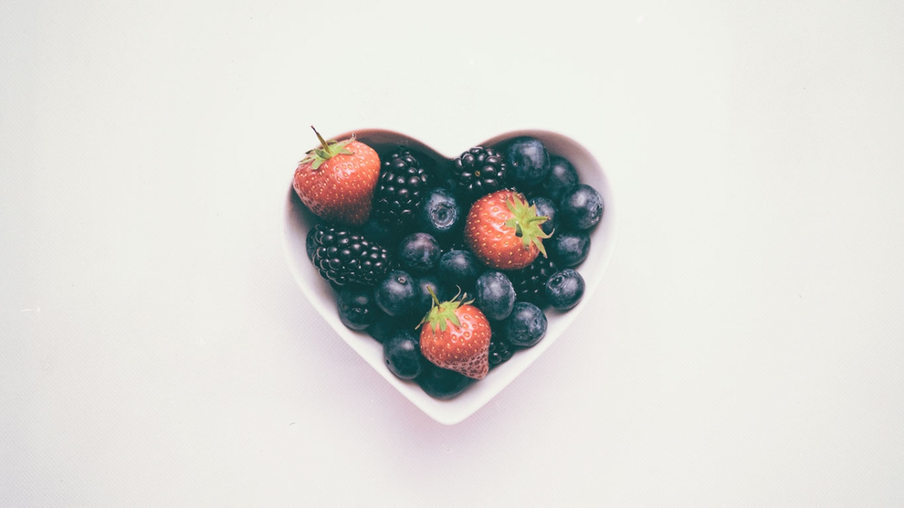 Schale mit Blaubeeren Erdbeeren Brombeeren