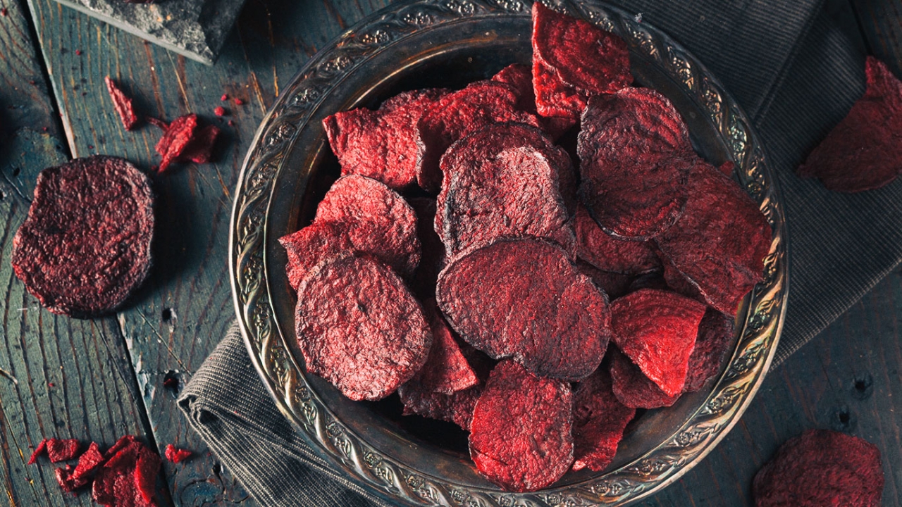 Rezept Rote Beete Chips Rote Beete Chips auf Teller