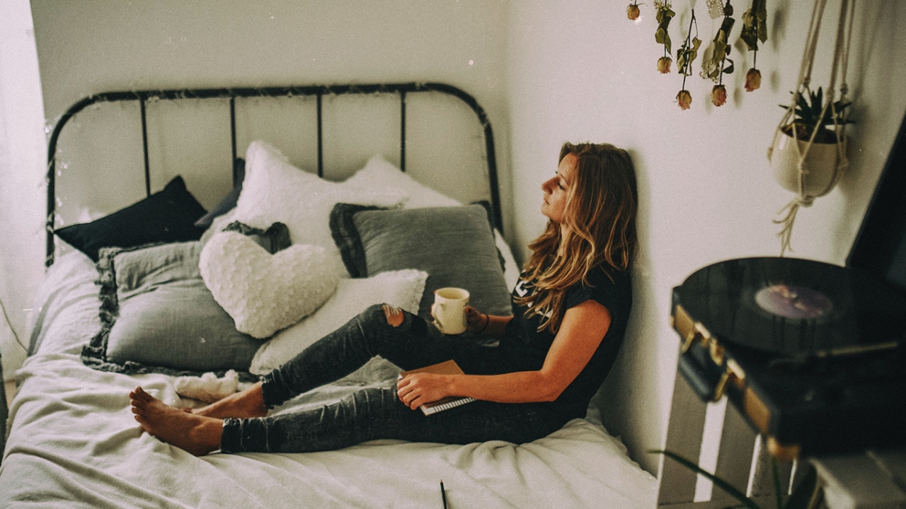 Annika Zimmermann Schlaf-Gesundheit Frau auf Bett mit Kaffeetasse