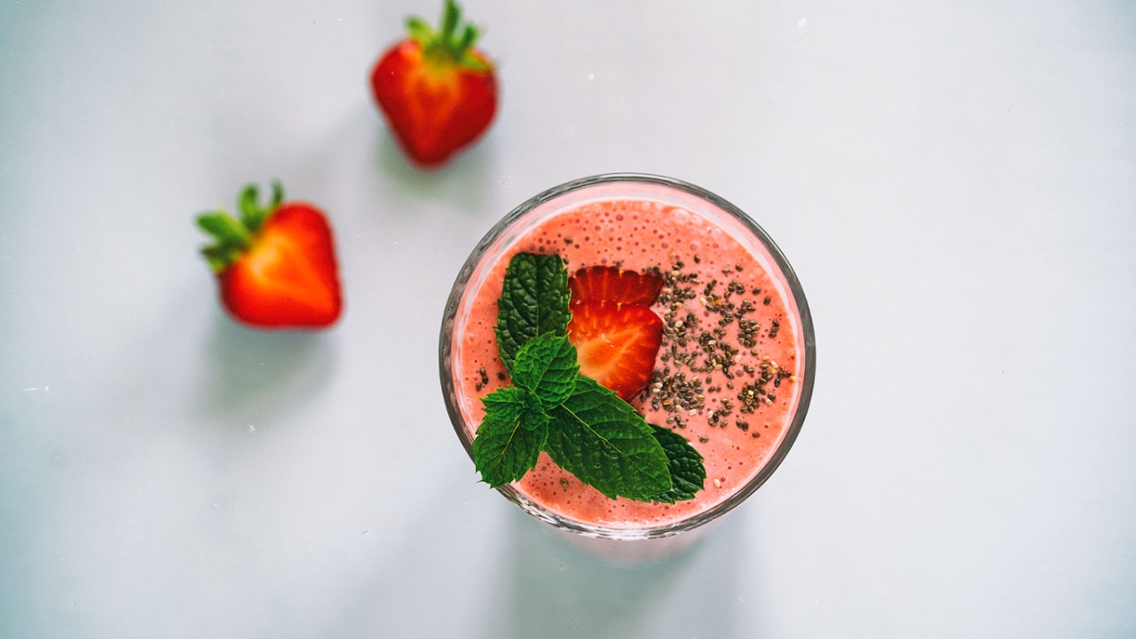Michaela Russman Smoothie-Hype Roter Smoothie mit Erdbeeren