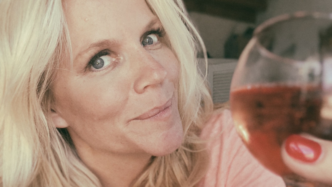 Charlotte Karlinder mit einem Glas Rotwein