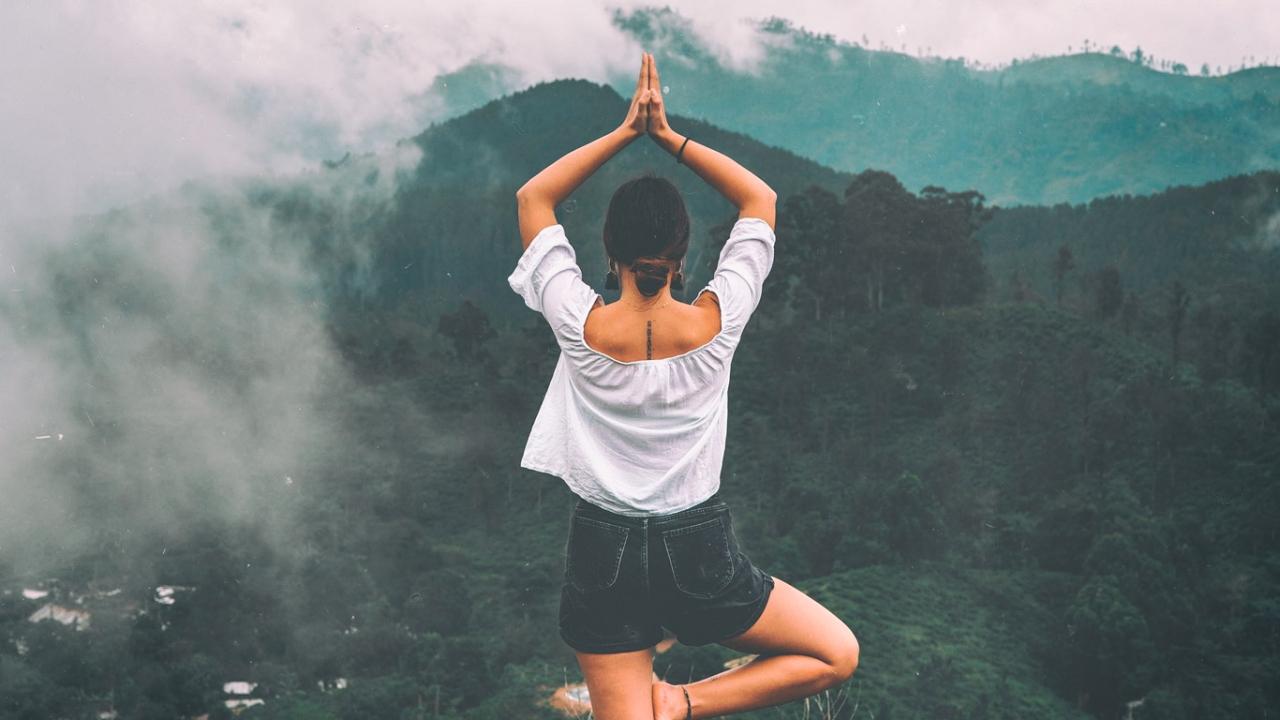 Die Chakren: Sieben Urkräfte zu einem tieferen Selbstverständnis Frau macht Yoga