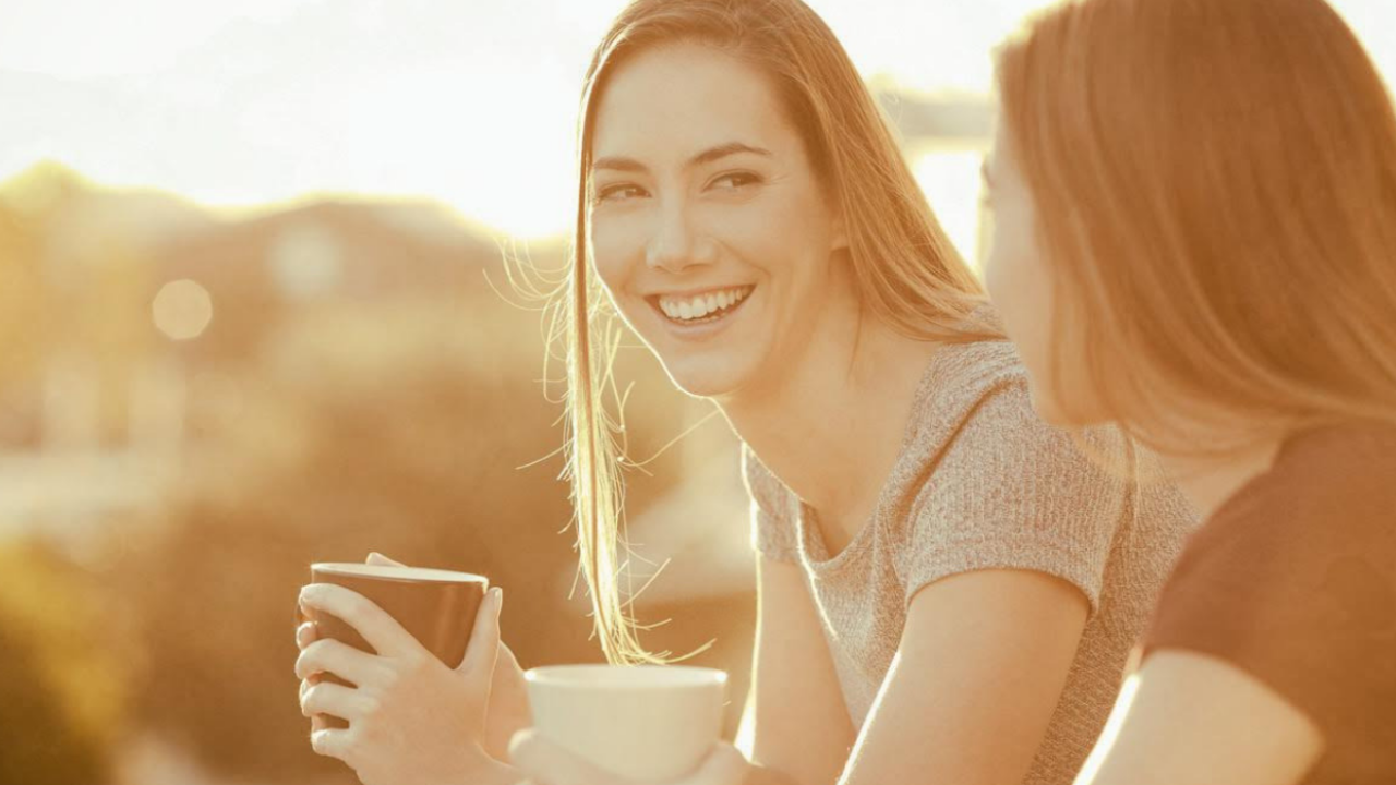 Jens Corssen: Erfolgreiches Beziehungs-Management Zwei Freundinnen trinken Kaffee