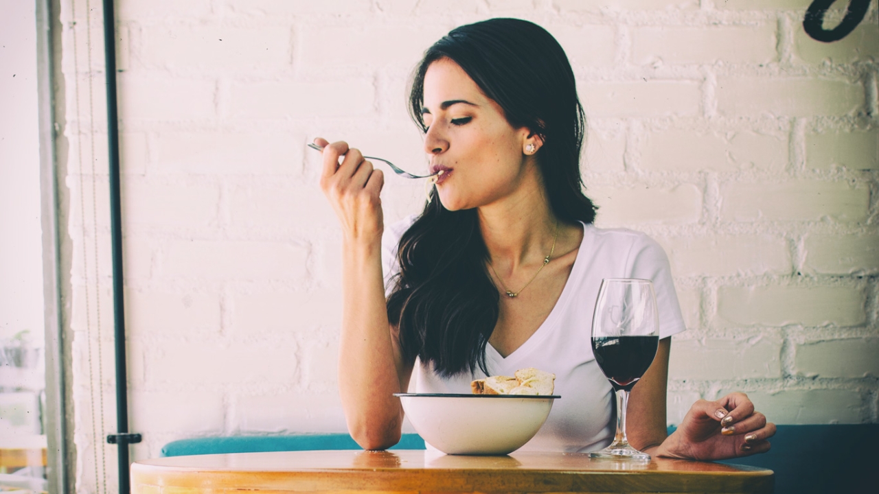 Neben körperlichem Hunger gibt es viele weitere Gründe, weshalb du Essensgelüste verspürst