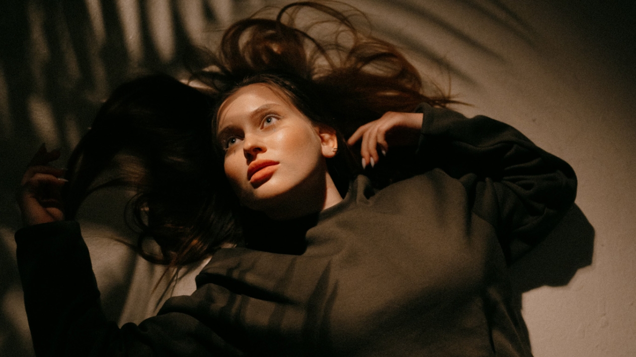 Frau hat eine Panikattacke