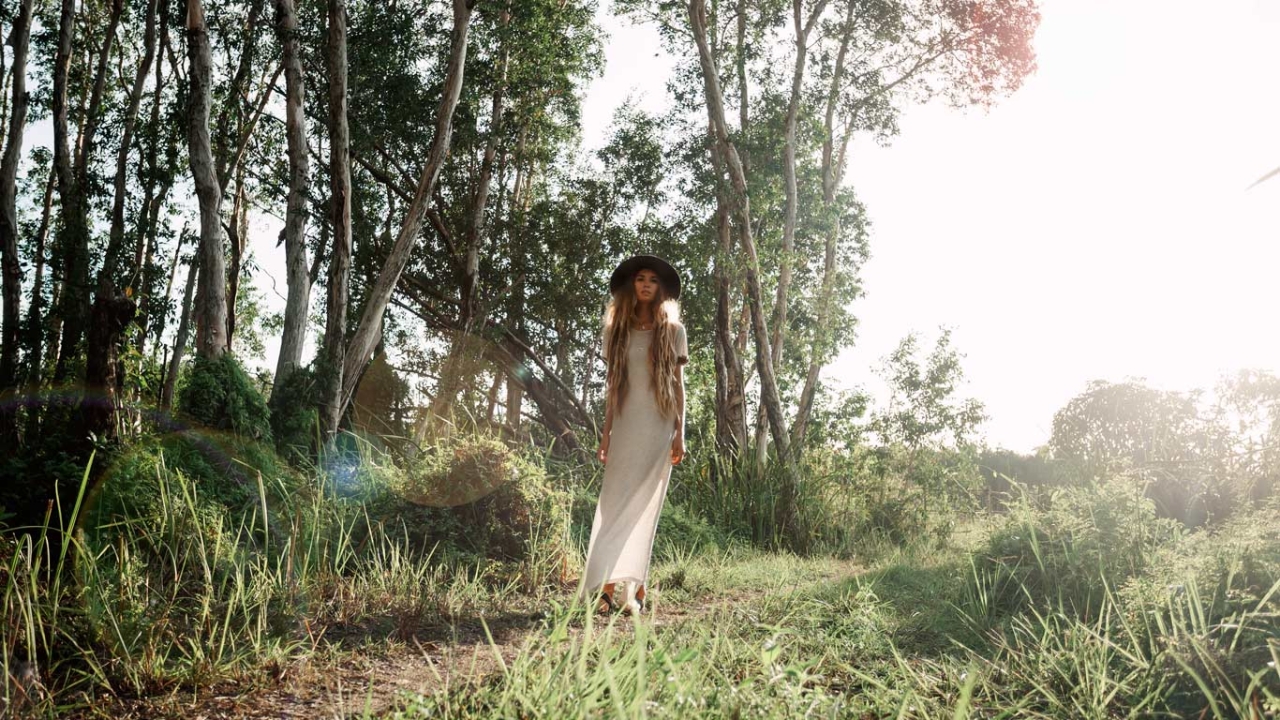 Frau praktiziert Spiritualität im Wald