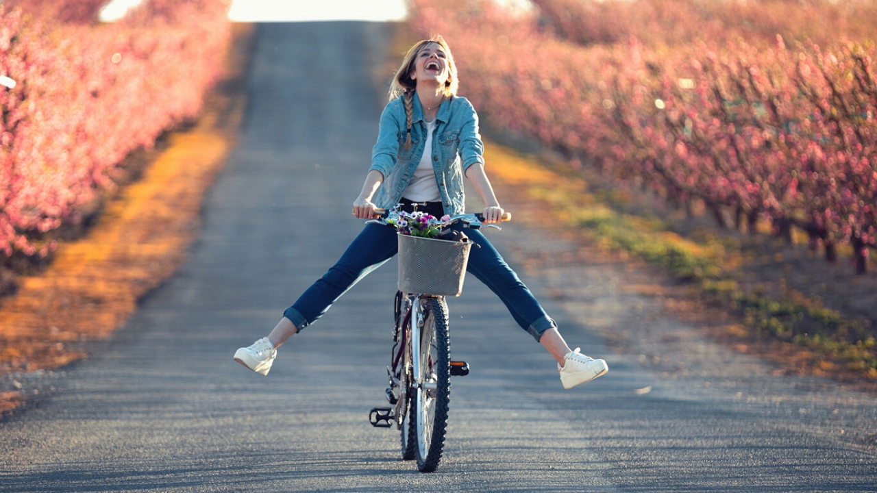 Glückliche Frau auf Fahrrad